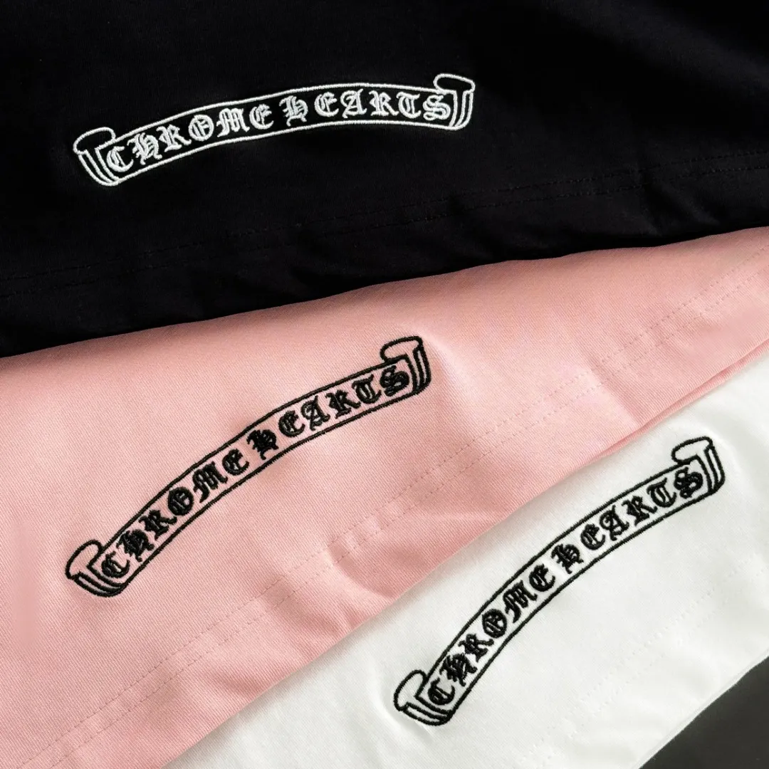P180 Chrome Hearts Chrome Hearts 25 high version. The fabric is made of 300g high-density pure cotton. It does not deform or shrink. It has three labels. It is the same style for men and women. Technology: patch embroidery + original development hardware. Color: white, black, pink. SIZE: S-XL